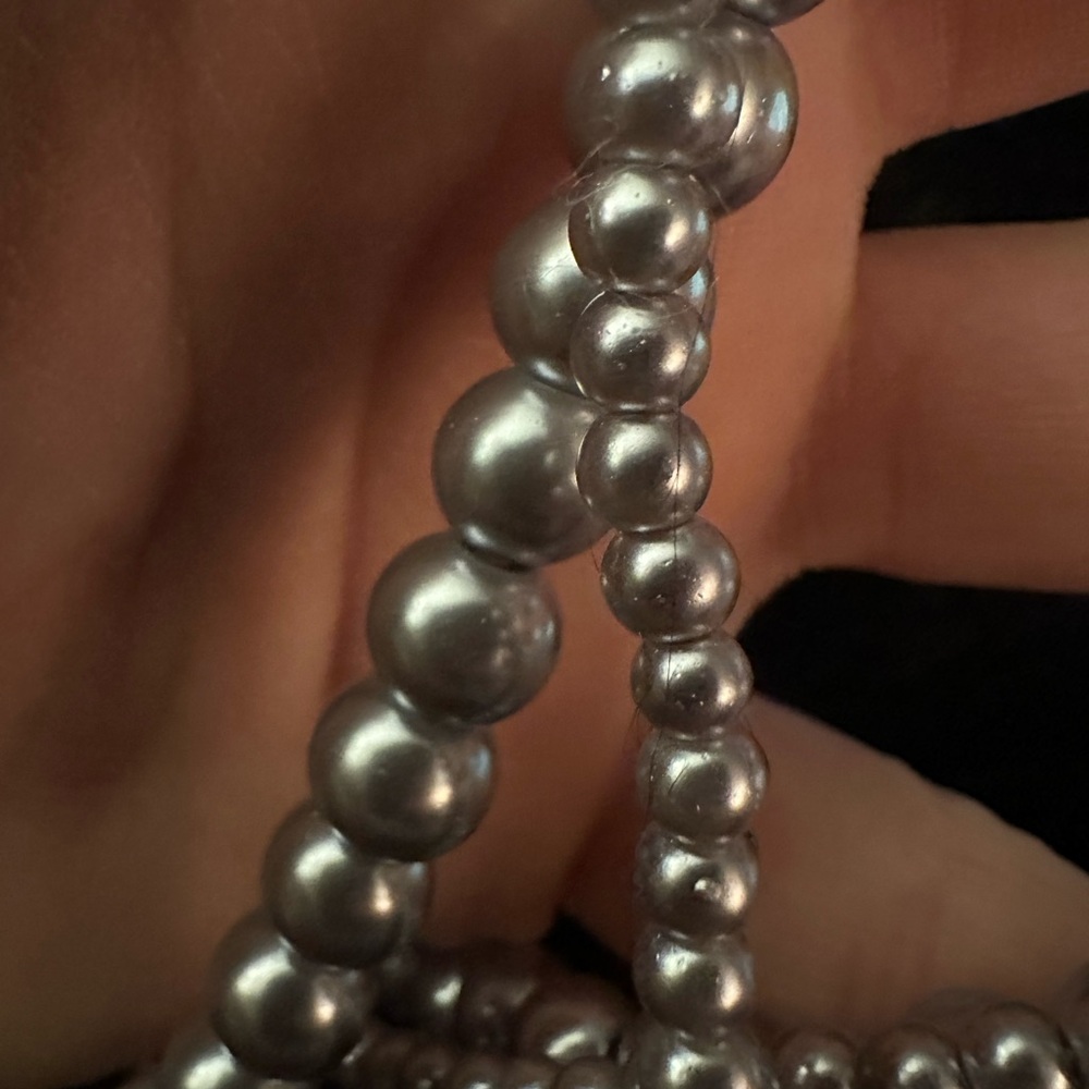 Sophisticated Silver Pearl Necklace with Graduated Design